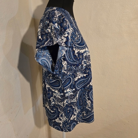 NWT Express Blue and White Cap Sleeve Paisley Blouse Size L - Picture 3 of 5